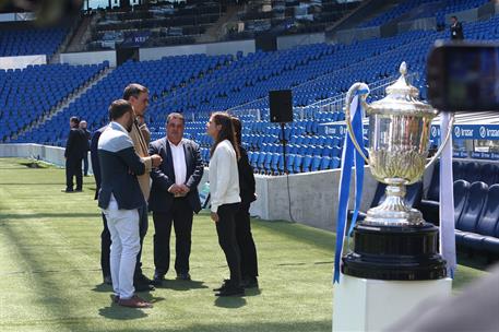 15/05/2019. Sánchez visita a las campeonas de la Copa de la Reina. El presidente del Gobierno en funciones, Pedro Sánchez, saluda a la capit...